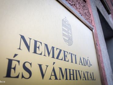 a nemzeti adó és vámhivatal réztáblája egy ház falán