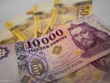 Két tízezres és 3 ötezres forint bankjegy