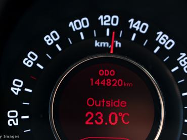 egy autó kilométer órája közelről