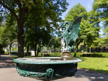 Baziliszkusz szobor a bécsi városi parkban