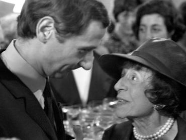 FRANCIAORSZÁG – JÚLIUS 1.: Marc Bohan, a Christian Dior művészeti igazgatója Coco Chanel társaságában Párizsban, Franciaországban, 1976 novemberében. (Fotó: Andre SAS/Gamma-Rapho via Getty Images)