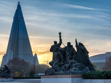 A Ryugyong Hotel egy befejezetlen, 105 emeletes, 330 méter magas, piramis alakú felhőkarcoló Phenjanban, és Észak-Korea legmagasabb építménye.