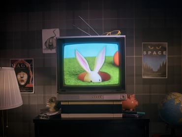 retró tévén megy rajzfilm egy szobában
