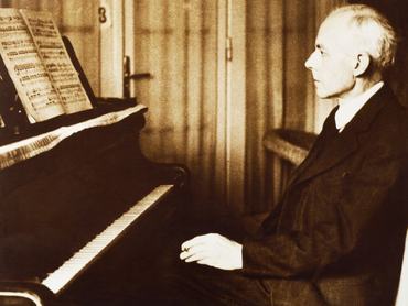Bartók Béla a zongoránál ül