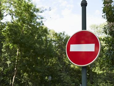 Behajtani tilos tábla egy erdő mellett