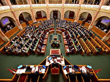 A képviselői ülésterem felülnézeti képe a magyar parlamentben
