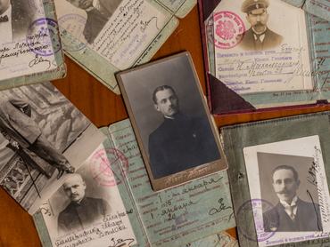 Régi személyi igazolványok és fényképek, amelyek a KGB archív dokumentumainak részét képezik, és amelyeket 2019-ben egy olvasója ajándékozott Andrej Kurkovnak. Az adományozó néhai apja KGB-tiszt volt, és ezek 1919-ből származó eredeti dokumentumok a bolsevik milíciától és a titkosszolgálattól. A dokumentumok ihlették a „The Kyiv Mysteries” című sorozatot.