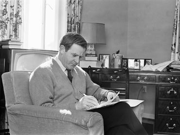 John le Carré író a nappalijában 1965. március 30-án.