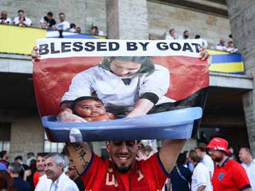 Messi és Yamal közös fotóját tartja egy spanyol szurkoló