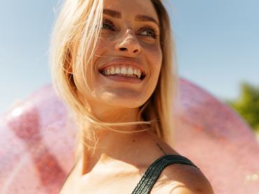 úszógumival álló nő fényképe napsütésben, közelről