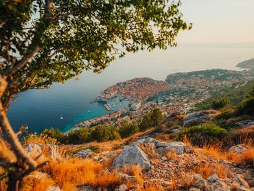 Az Adriai-tenger és Dubrovnik látképe a távolból