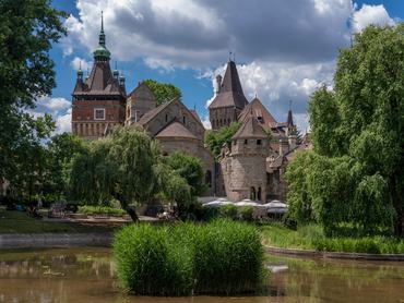 A Vajdahunyad vára a Városligetben a tó felől nézve