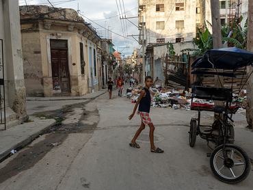 A felhalmozódó szemét súlyos problémát jelent Havanna utcáin