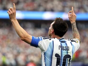 lionel messi az argentin válogatott tagjaként ünnepel