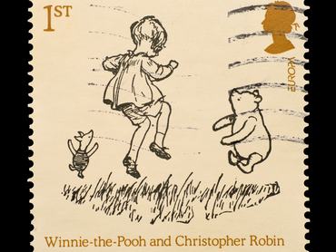 Emlékpostai bélyeg, amelyen A.A. Milne Micimackó, Christopher Robin és Malac karakterei láthatók