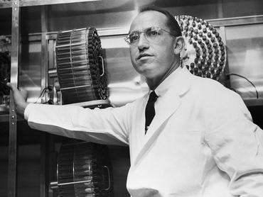 Dr. Jonas Salk, aki feltalálta a gyermekbénulás elleni vakcinát