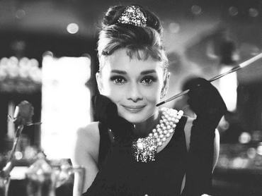 Audrey Hepburn brit színésznő a Truman Capote regénye alapján készült, Blake Edwards rendezte Álom luxuskivitelben forgatásán.