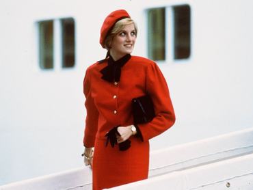 Egyesült Királyság, november 15.: Diana walesi hercegné egy charm karkötőt visel a Royal Princess nevű új P&O luxushajó fedélzetén, amelyet róla neveztek el, miután egy hivatalos ceremónián ő adta át a hajó nevét. (Fotó: Tim Graham Photo Library/Getty Images)