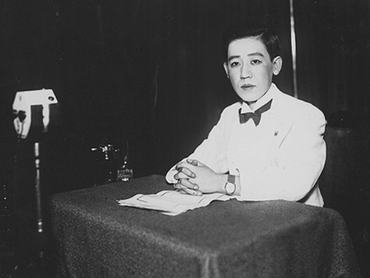 Josiko Kavasima férfi ruhában