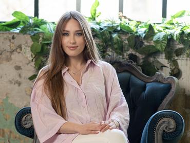 Tóth Réka Ibolya a MNDFL Flow márka és well-being ügynökség alapítója, coach, mindfulness oktató, jóga- és meditációs tréner