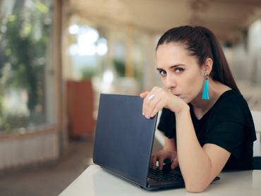Egy lány, aki titokban tartja az internetes adatait, titokban gépeli be a jelszavát