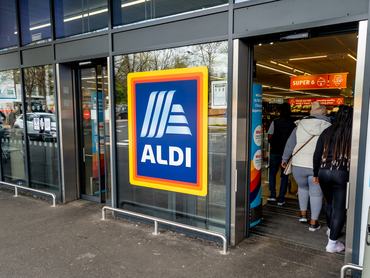 London, Egyesült Királyság – 2023. január 5. Az Aldi élelmiszer-szupermarket egyik fiókjának bejárata és kijárata, középen a cégnévvel és logóval ellátott táblával.