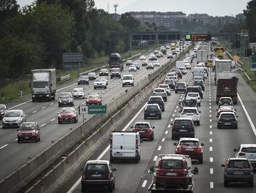 TORINO, OLASZORSZÁG – 2019. augusztus 5.: Autósorok a torinói körgyűrűn. A média beszámolói szerint 2019 augusztusában körülbelül 23,8 millió olasz indul nyaralni, ami fokozza a forgalmat az autópályákon, különösen a hétvégeken. (Fotó: Nicolò Campo/LightRocket, Getty Images)