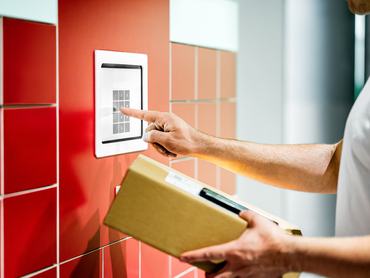 Csomagátvevő automata. Csomagszolgáltatás. Doboz és mobiltelefon. Kóddal csomagot átvevő férfi. Postai csomagátvevő terminál. Automatikus expresszpostai állomás. Átvételi és felvételi automata.