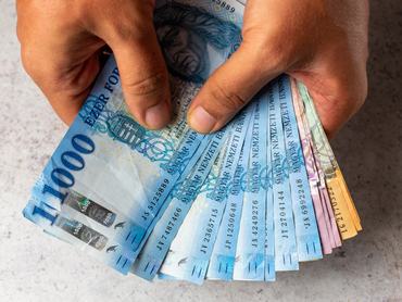 Magyar forint bankjegyek kézben