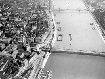 Légifotó 1930-ból, dunai uszodák, az Erzsébet és a Szabadság híd között.