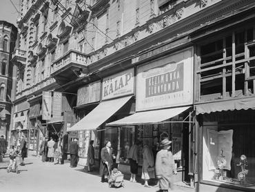 Budapest, VII. kerület, Erzsébet körút utcaképe, óra, kalap, nyomda üzletekkel