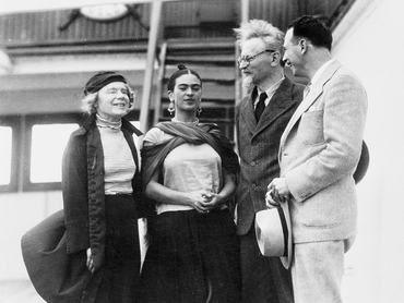 Frida Kahlo fogadja Mexikóban Trockijt és feleségét