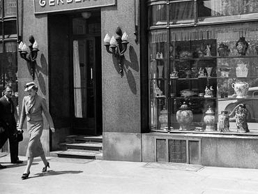 elegáns nő lép ki a gerbeaud cukrászdából budapesten 1936-ban