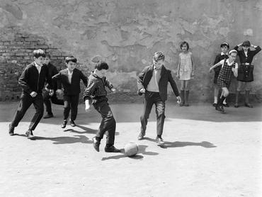 Fekete-fehér kép utcán focizó gyerekekről, Magyarország, Kaposvár, 1960.