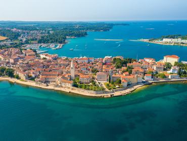 Porec városának légi felvétele, Isztria, Horvátország