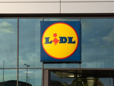 Felanitx, Spanyolország; 2022. november 30.: A Lidl nemzetközi szupermarketlánc főbejárata hajnalban a spanyolországi Mallorcán fekvő Felanitx településen