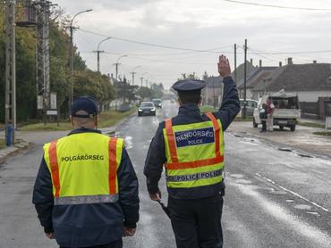 Magyar rendőr közúti ellenőrzést végez egy polgárőrrel közösen