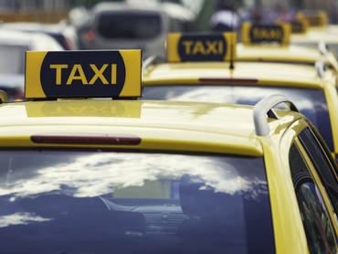 Taxisor egy városi utcán.