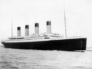 Digitálisan restaurált, régi tengeri történelmi fénykép az RMS Titanicról, amint 1912. április 10-én elhagyja Southamptont.