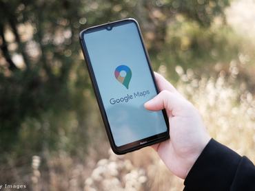 férfi mobilon a Google Maps alkalmazást nézi