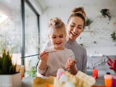 Anyuka kislányával a konyhában süt