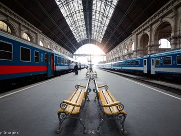 A keleti pályaudvar fő vágányain áll két vonat