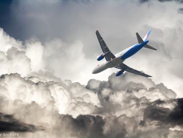 repülő a felhők felé megy