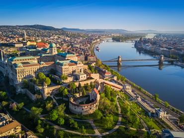 Gyönyörű légi felvétel Budapestről napkeltekor, a Duna felett a Széchenyi lánchíddal, a Mátyás-templommal és a Parlament épületével
