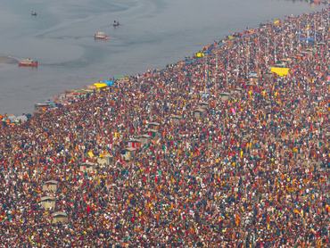 4K drónfelvétel több ezer emberről, akik a 2025-ös Maha Kumbh Mela fesztiválon gyűltek össze az indiai Prayagrajban.