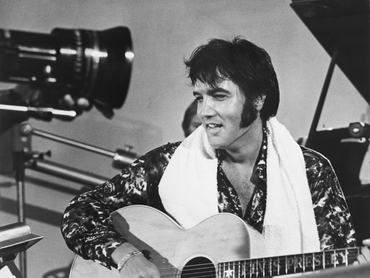 Elvis Presley gitározik az Elvis: Így van ez című dokumentumfilm egyik jelenetében.