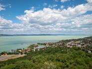 Kilátás egy dombról a Balaton-parti Fonyód kikötőjére és falujára egy napsütéses nyári napon.