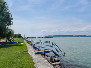 A magyarországi Zamárdi a Balaton partján fekszik. Nyugodt, zöld és gyönyörű hely. Kiváló választás családi nyaraláshoz.