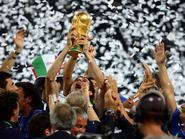 BERLIN, NÉMETORSZÁG – július 9.: Vincenzo Iaquinta, az olasz válogatott játékosa, a 2006-os FIFA világbajnokság döntőjének megnyerése után a világbajnoki trófeát emelve ünnepel az Olaszország és Franciaország közötti mérkőzés után, amelyet 2006. július 9-én rendeztek az Olympiastadionban, Berlinben, Németországban. (Fotó: Stewart Kendall/Sportsphoto/Allstar, forrás: Getty Images)