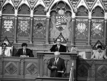 Göncz Árpád a parlament szónoki emelvényén